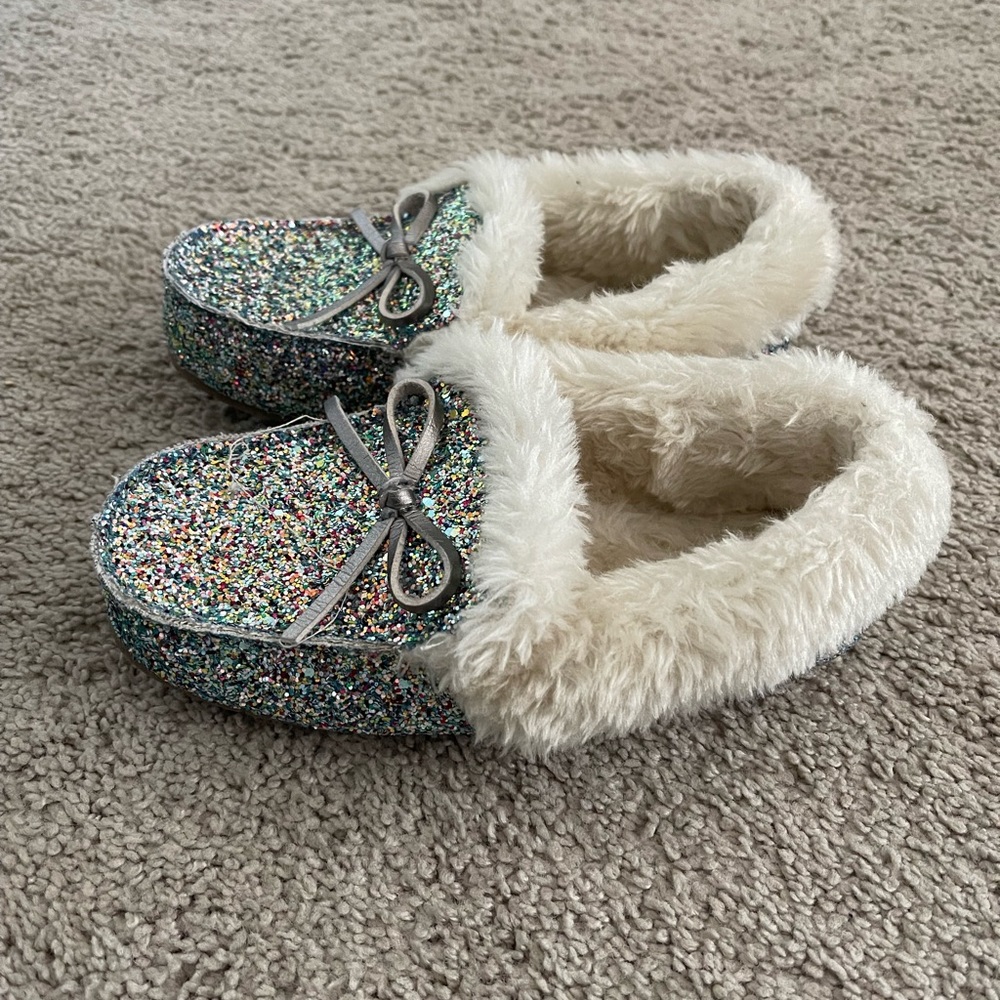 Girls Sparkling Slippers with bow & furry inside. Size 13/1